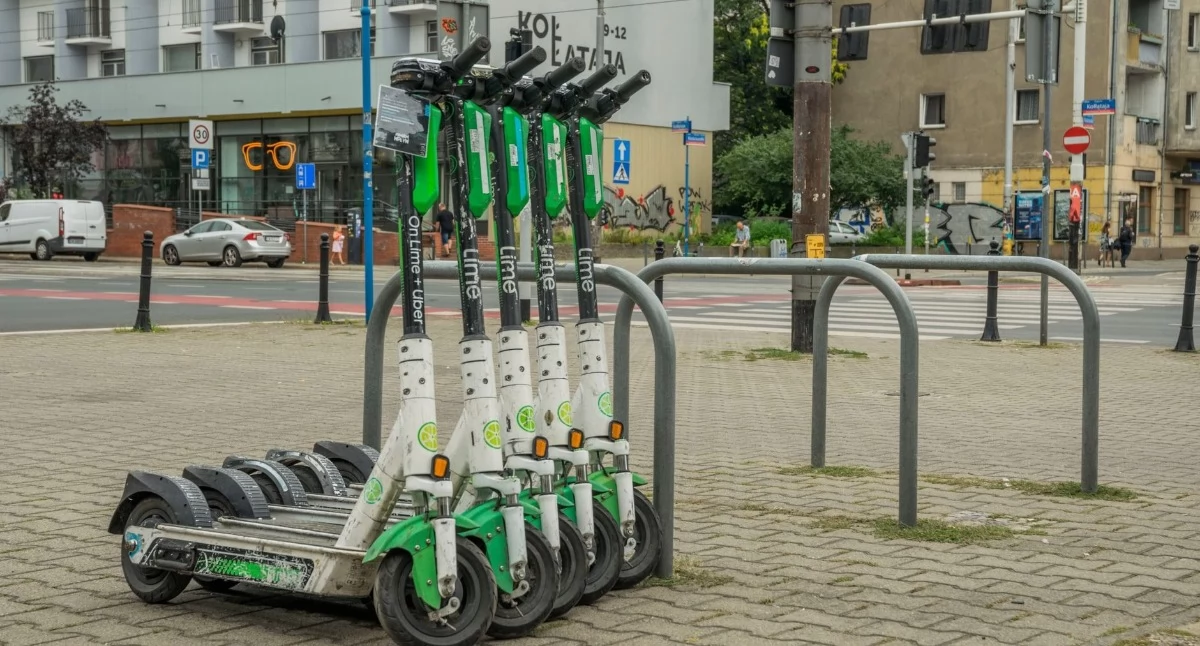 Zdjęcie ilustracyjne: rowery elektryczne na parkingu. Wysoki mandat dla właściciela hulajnogi po potrąceniu dziecka w Toruniu - dowiedziało się Polskie Radio PiK. Fot. SHOX ART / Pexels