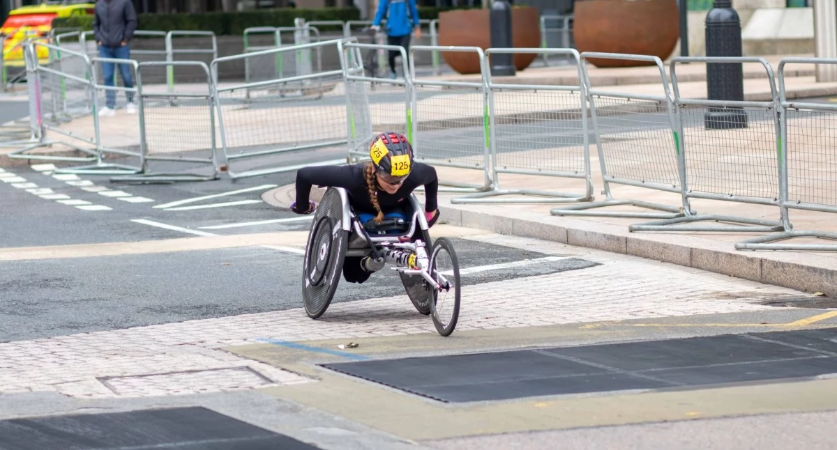 Zdjęcie ilustracyjne: zawodnik na wózku wyścigowym podczas maratonu miejskiego. Nowy kierunek w Bydgoszczy. WSG będzie kształcić specjalistów od parasportu. Fot. Yusuf Miah / Pexels