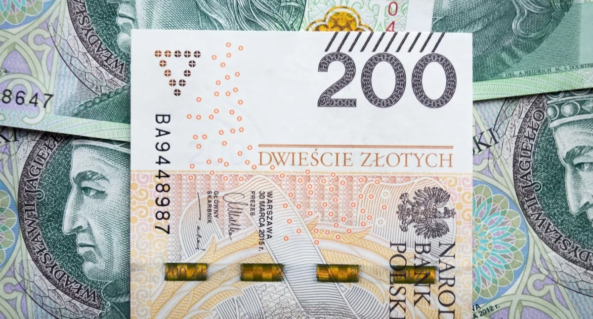 Zdjęcie ilustracyjne: szczegółowy widok polskich banknotów 200 złotych. Od września niższe limity dorabiania. ZUS zmniejsza progi dla emerytów i rencistów. Fot. Lukasz Radziejewski / Pexels
