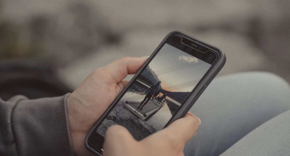 Zdjęcie ilustracyjne: Zakaz telefonów w podstawówkach od 1.09.2026. Bydgoszcz i region. Fot. Line Knipst / Pexels