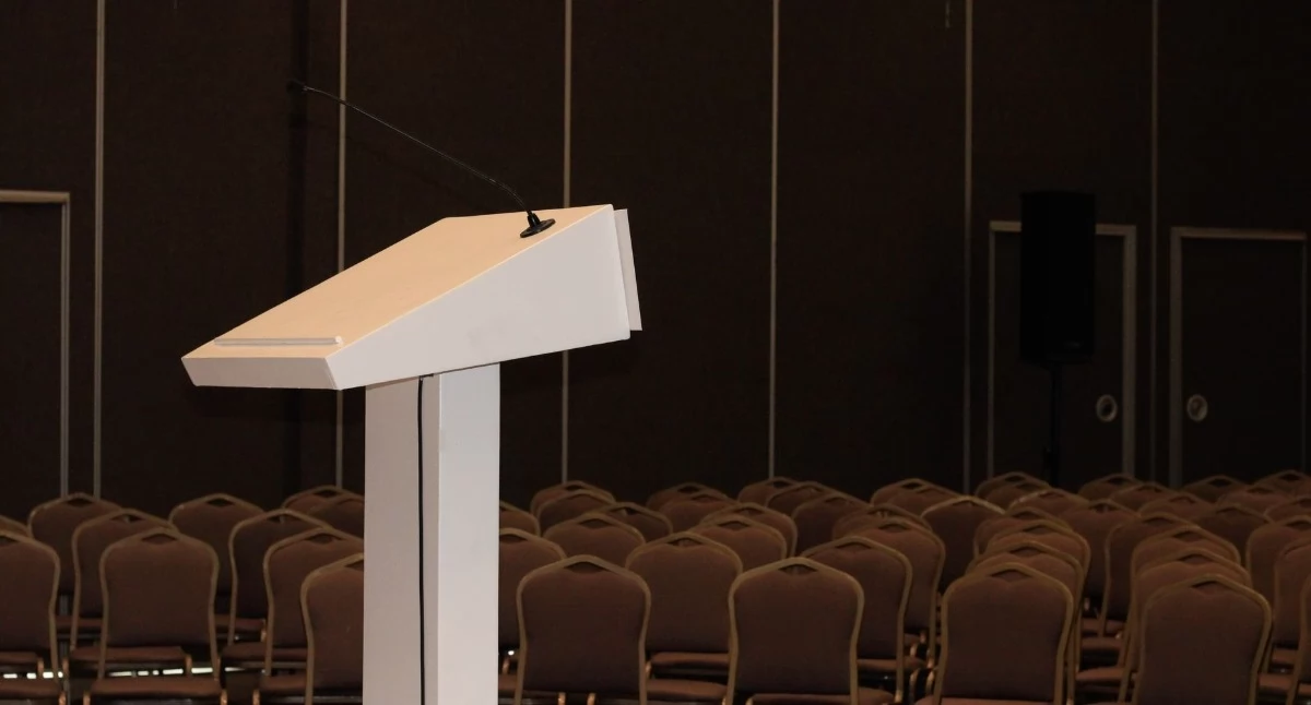 Zdjęcie ilustracyjne: pusty konferencyjny pokój z podium i krzesłami. 5. Forum Praktyków Animacji i Edukacji Kulturowej 08-09.10.2026. Fot. Nacho Gomez / Pexels