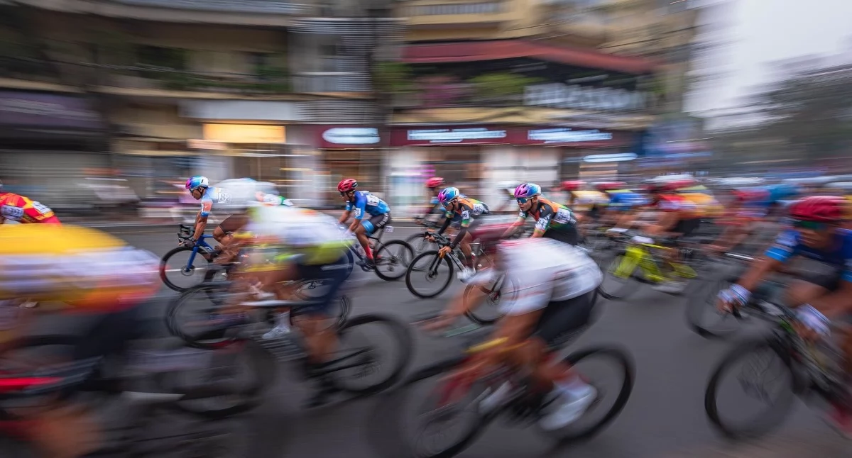 Zdjęcie ilustracyjne: rywalizacja na rowerzystów w mieście. Rowerowa Stolica Polski – siła we wspólnocie. Fot. Duc Nguyen / Pexels