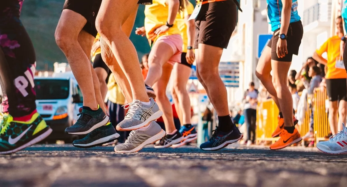 Zdjęcie ilustracyjne: grupa biegaczy na miejskim maratonie w dzień. „Zapal się do biegania” – X Mistrzostwa CBŚP w Biegu Przełajowym. Fot. RUN 4 FFWPU / Pexels