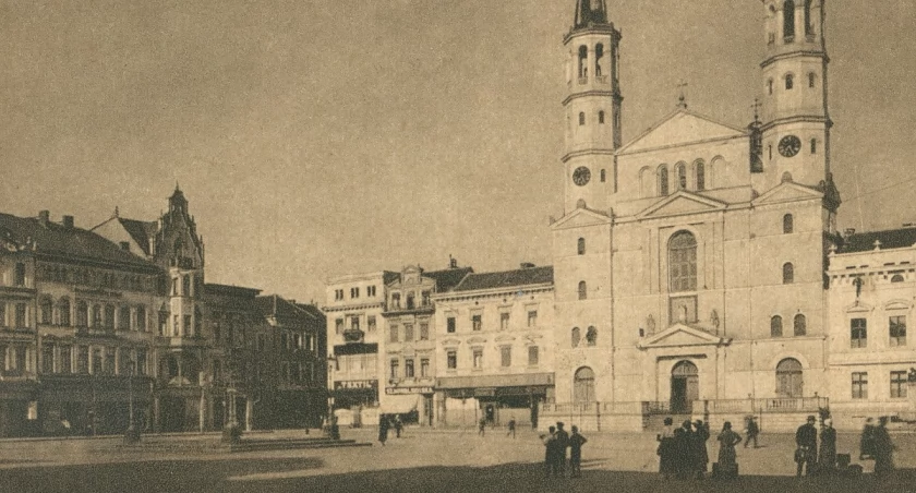 Stary Rynek w Bydgoszczy z kościołem pojezuickim. Pocztówka wydana w latach 1920–1926, z reprodukcją fotografii Jana Bułhaka. Źródło: Biblioteka Narodowa/Polona, Wikimedia Commons. Domena publiczna.