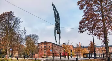 Balansujące rzeźby wracają nad Młynówkę. Zobacz, co dalej