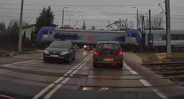 Samochody między rogatkami. O włos od tragedii w Nowej Wsi Wielkiej