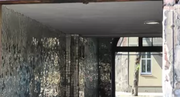 Lustrzana brama przy Mazowieckiej 5. Elewacja w remoncie