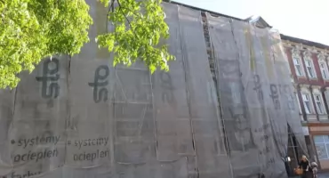 Remont elewacji kamienicy z lustrami na Mazowieckiej
