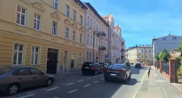 Remont kamienicy na Świętojańskiej. Południowa pierzeja rośnie