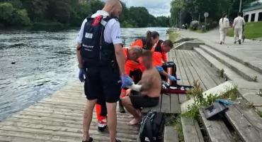 Policjanci wodni z Bydgoszczy wyciągnęli mężczyznę z Brdy