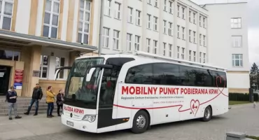 Ambulans RCKiK w Toruniu 16 lipca. Oddawanie krwi 13–17