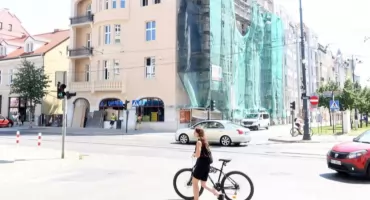 Gdańska 72 znowu jasnobeżowa. Kamienica z maszkaronami