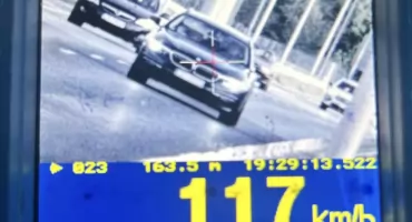 117 km/h na Jana Pawła II. Dwa prawa jazdy zatrzymane