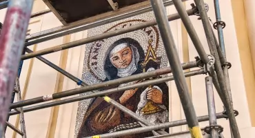Mozaiki przy Gdańskiej 56. Klaryski odsłoniły wizerunek św. Klary i łaciński napis