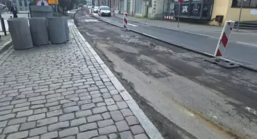 Poznańska: spod asfaltu wyszły tory. We wrześniu pas rowerowy