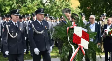 Święto Lotnictwa w Bydgoszczy. Kwiaty pod Pomnikiem na Błoniu