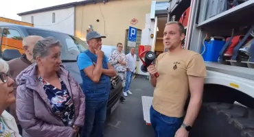 Bydgoscy seniorzy odwiedzili remizę OSP w Helu. Zaproszenie za pomoc