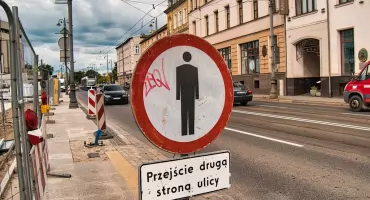 Zamknięte przejście przy Operze Nova. Remont chodnika na ul. Focha