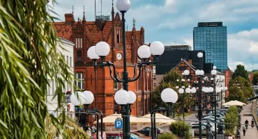 Białe kule wróciły nad Brdę. 20 lamp na Starym Porcie