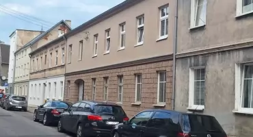 Jackowskiego 32A po remoncie: beżowa elewacja na Okolu