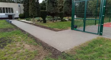 MDK nr 1 na Kapuściskach: nowe utwardzenia i mała architektura